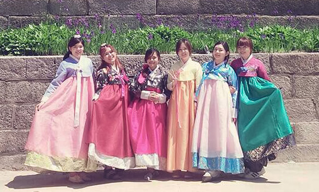 韓国の伝統衣装を着て